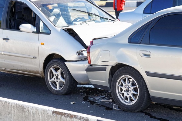colisões - colisão entre automóveis que causam deformações permanentes.