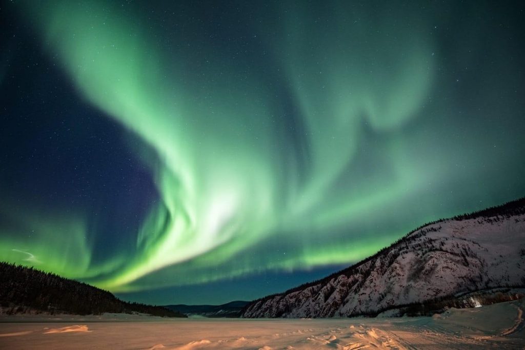 Figura 1 – Aurora boreal fotografada em Whitehorse, no território de Yukon (Canadá) para exemplificar Fenômenos meteorológicos e previsão do tempo