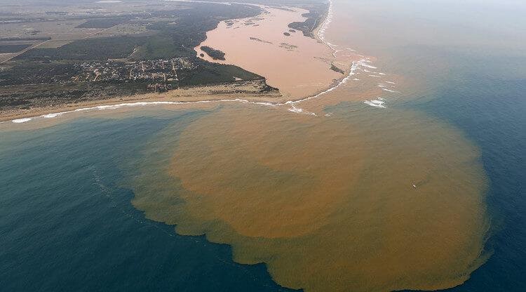 Figura 1 que mostra Lama de poluição causada pelo crime ambiental de Mariana chegando ao oceano Atlântico. Parte da aula sobre a extinção e poluição da água