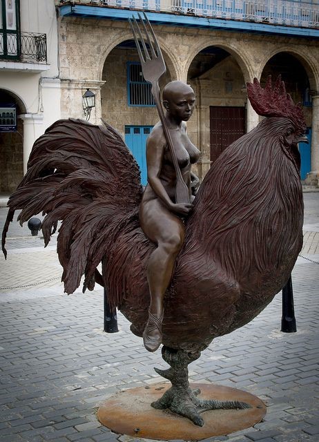 estátua mulher montada em um galo