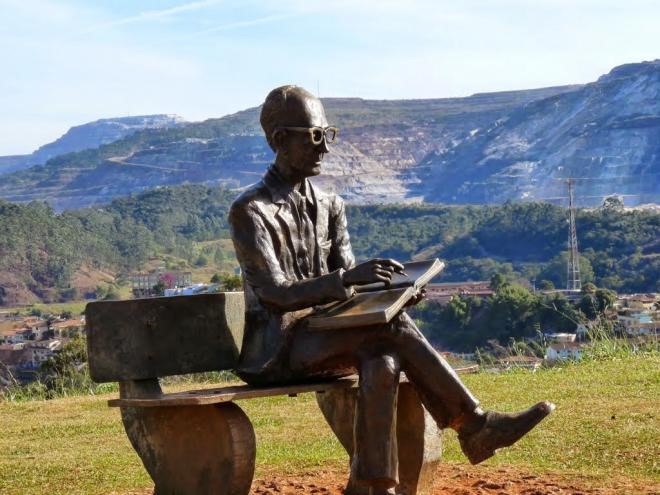 escultura carlos drummond de andrade em MG