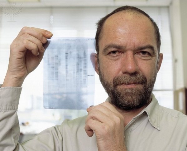 Sir Alec John Jeffreys, o inventor da técnica de identificação por DNA.