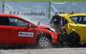 após uma colisão traseira, os carros seguem o movimento juntos colisão inelástica